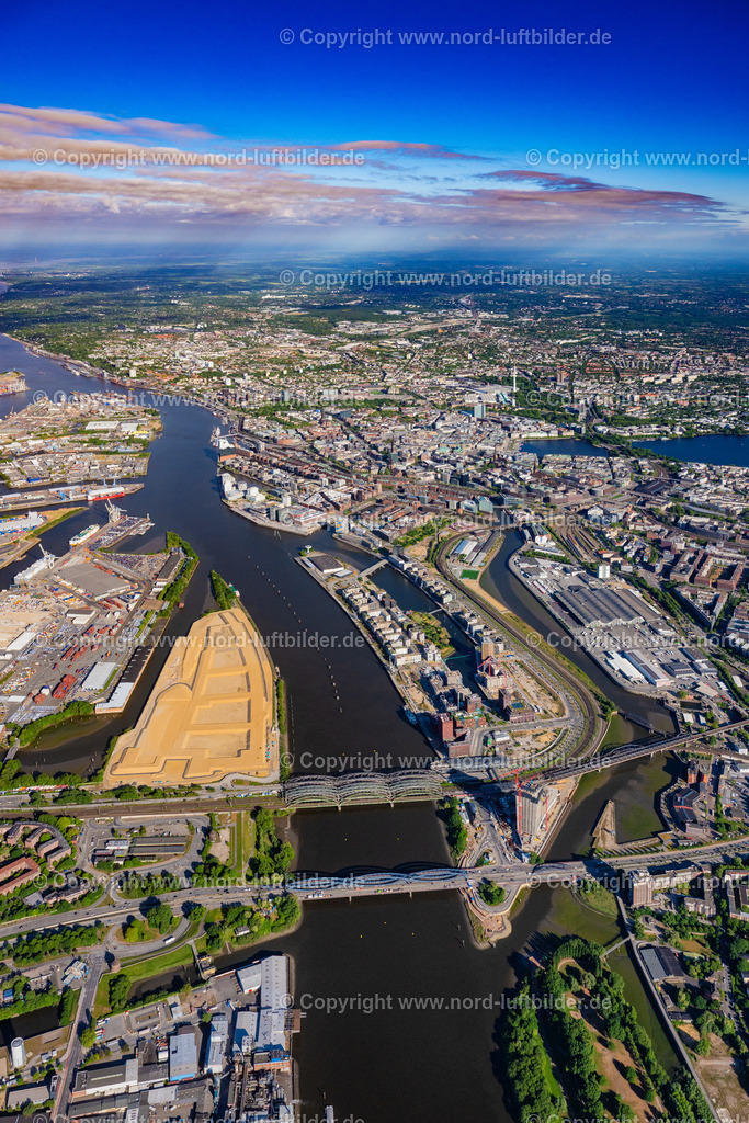 Hamburg_Hafencity_Elbbrücken_Hoch_ELS_3124240525240525 | HAMBURG 24.05.2025 Stadtzentrum im Innenstadtbereich am Ufer des Flußverlaufes Elbe am Brückenbauwerk der Elbbrücken - Norderelbbrücke - Freihafenelbbrücke im Ortsteil Veddel in Hamburg, Deutschland. // City center in the downtown area on the banks of river course Elbe on Brueckenbauwerk of Elbbruecken - Norofelbbruecke - Freihafenelbbruecke in the district Veddel in Hamburg, Germany. Foto: Martin Elsen