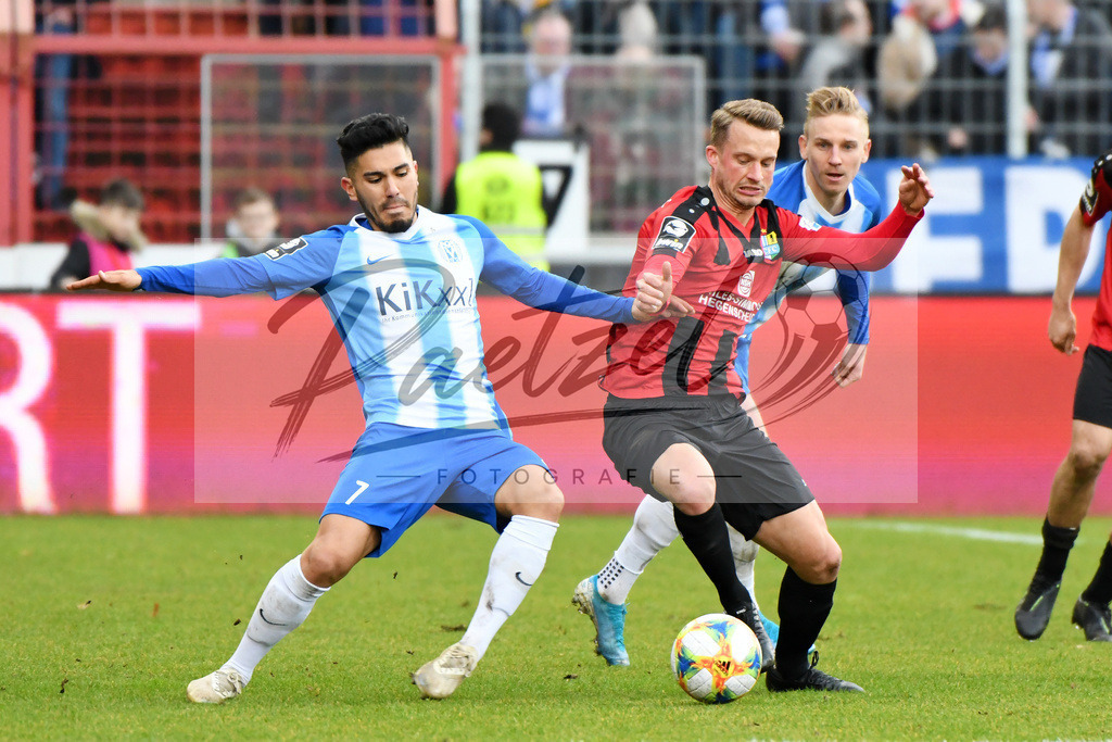 20200201_MEPCHE_0094 | Fußball, Herren: Hassan Amin (SV Meppen) und Maximilian Oesterhelweg (Chemnitzer FC) im Zweikampf waehrend des Spiels der 3. Liga zwischen SV Meppen und Chemnitzer FC in der Haensch-Arena am 01.02.2020 in Meppen, Deutschland. DFB / DFL REGULATIONS PROHIBIT ANY USE OF PHOTOGRAPHS AS IMAGE SEQUENCES AND/OR QUASI-VIDEO. - Realisiert mit Pictrs.com