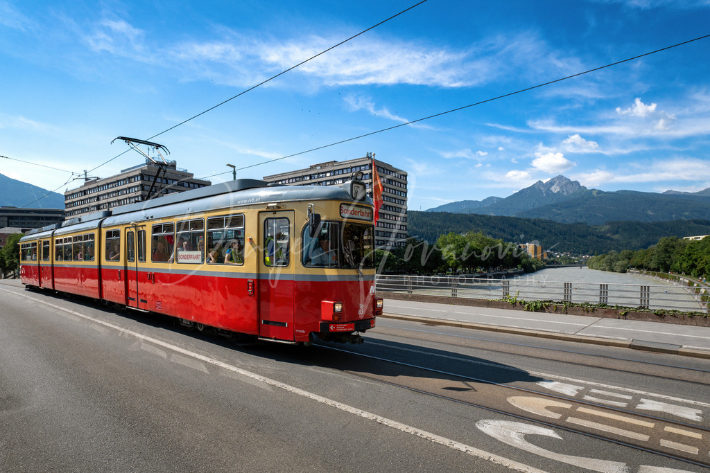Museumsbahn | restaurierter Triebwagen 83 der Stubaitalbahn auf der Universitätsbrücke