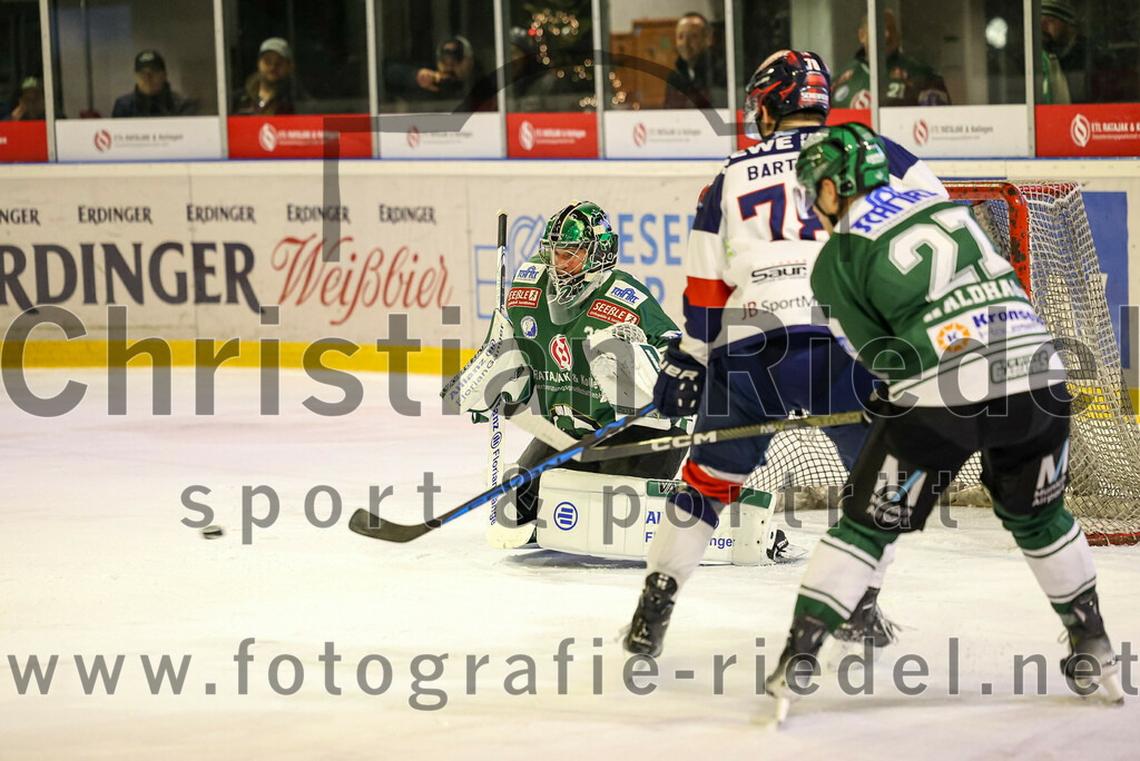 2024-01-05_058_TSV_Erding_gegen_VfE_Ulm-Neu-Ulm | Erding, Deutschland, 05.01.2024:
Eishockey, Bayernliga Vorrunde 2023 / 2024, 22. Spieltag, TSV Erding gegen VfE Ulm/Neu-Ulm, Endergebnis: 7:6

Torwart Dimitri Pätzold (Erding Gladiators, #32), Mark Waldhausen (Erding Gladiators, #27)

Foto: Christian Riedel / fotografie-riedel.net