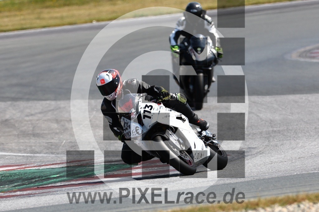 0113-20240720_02071 | Schöne Erinnerungen an spannende Momente - das festzuhalten ist unser Job. PIXELrace.de ist seit 2003 auf den Rennstrecken Europas unterwegs um die Action draußen beim Fahren und die wunderbare Stimmung imm Fahrerlager für euch einzufangen.