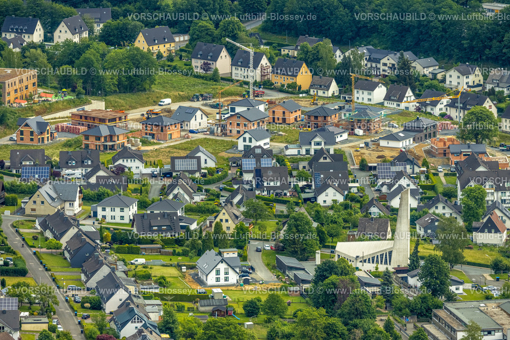 Meschede220600873 | Luftbild, ehemalige evang. Johanneskirche als Wohnung, Baustelle mit Neubau Wohngebiet Waldstraße auf dem ehemaligen Ziegelei- und Betonwerkgelände, Meschede-Stadt, Meschede, Sauerland, Nordrhein-Westfalen, Deutschland
