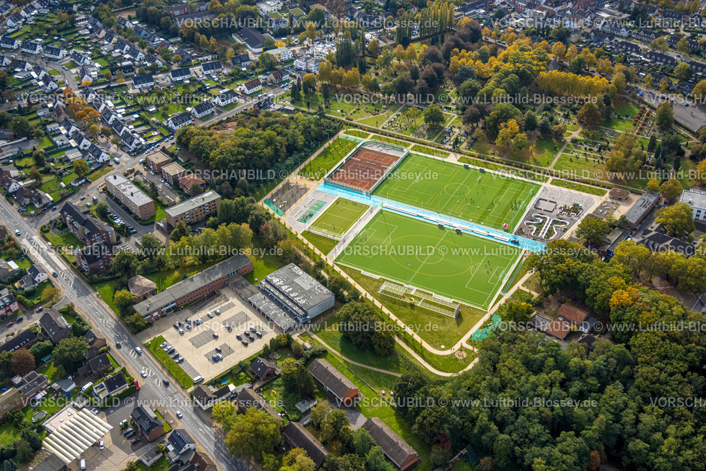 Moers241012920 | Luftbild, Sportpark Rheinpreußen mit Rheinpreußenstadion, Fußballstadion und Tennisplätze, Friedhof Meerbeck Gräberfeld, TÜV-Nord Sporthalle und Pflegeschule Moers - Kolping Bildung, Rheinkamp-Meerbeck, Moers, Ruhrgebiet, Nordrhein-Westfalen, Deutschland