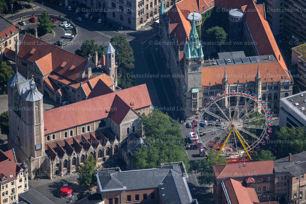 4035284 | BRAUNSCHWEIG 31.07.2020 Riesenrad am Platz der Deutschen Einheit in Braunschweig im Bundesland Niedersachsen, Deutschland. Weiterführende Informationen bei: Braunschweig Stadtmarketing GmbH. // Ferris wheel in Brunswick in the state Lower Saxony, Germany. Further information at: Braunschweig Stadtmarketing GmbH. Foto: Gerhard Launer