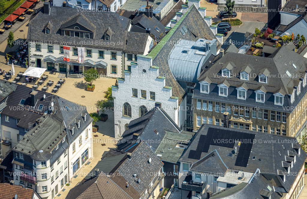 Attendorn250808522 | Luftbild, Maiworm Metzgerei und Außengastronomie, rechts das Südsauerlandmuseum, Alter Markt, Attendorn, Sauerland, Nordrhein-Westfalen, Deutschland