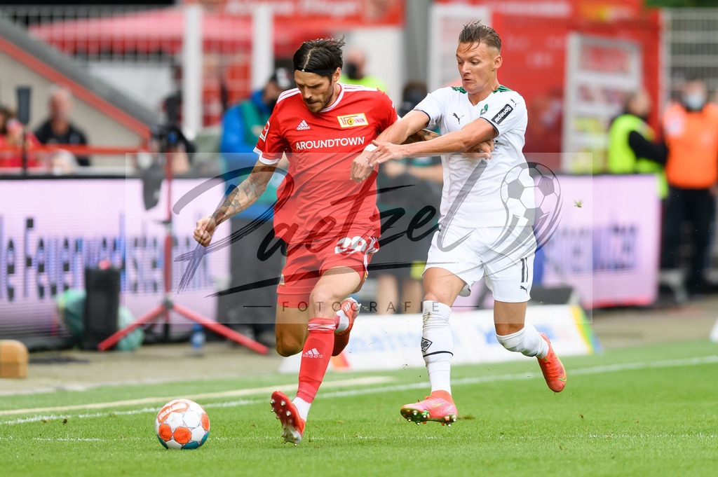FCUBMG20210829_014 | Fussball, Herren: Christopher Trimmel (1.FC Union Berlin) und Hannes Wolf (Borussia Moenchengladbach) im Zweikampf beim Spiel der 1. Bundesliga zwischen 1. FC Union Berlin und Borussia Moenchengladbach im Stadion An der Alten Foersterei am 29.08.2021 in Berlin, Deutschland. - Realisiert mit Pictrs.com