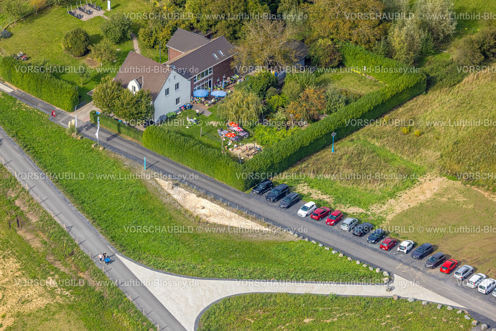 Dinslaken250904315 | Luftbild, Hof Emschermündung Cafe und Gastronomie, Parkplatz Straße Am Hagelkreuz am Fluss Emcher, Eppinghoven, Dinslaken, Ruhrgebiet, Nordrhein-Westfalen, Deutschland
