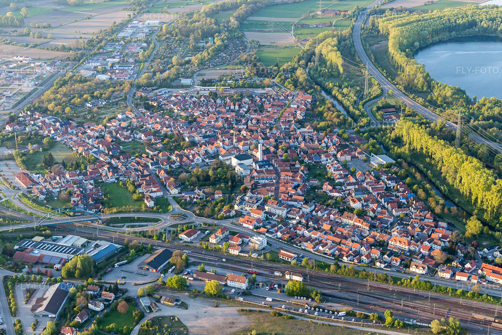 Luftbild: Ortsansicht der Straßen und Häuser der Wohngebiete in Wörth am Rhein im Bundesland Rheinland-Pfalz in Deutschland. Foto: IMG_099251.jpg vom 23.04.2017 durch Werner Riehm/FLY-FOTO.de