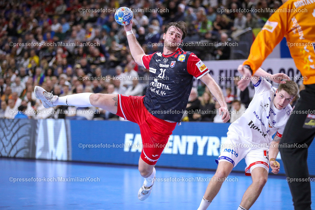 EHFEURO22012401109 | 22.01.2024, EHF EURO 2024, Männer Europameisterschaft Handball, Lanxess Arena in Köln, Kroatien - Island: Veron Nacinovic (Kroatien) behauptet sich gegen Viggo Kristjansson (Island)