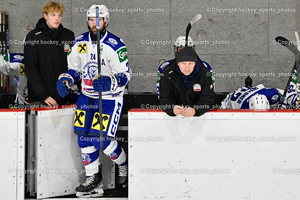 ESV Ferlach vs. UECR Eisbären Huben | #24 Veider Kevin UECR EISBÄREN HUBEN,  Headcoach UECR EISBÄREN HUBEN Trojer Silvio, Spielerbank UECR Huben, ESV Ferlach vs. UECR Eisbären Huben, ESV Ferlach vs. UECR Eisbären Huben am 31.10.2025 in Ferlach (HTC Eishalle Ferlach), Austria, (Photo by Bernd Stefan)