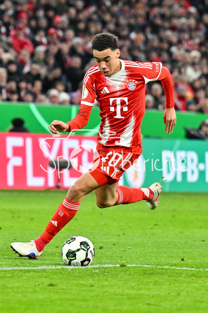 FC Bayern München - RB Leipzig | MUNICH, GERMANY - 11. FEBRUARY: am Ball Jamal MUSIALA (FC Bayern München 10) / Einzelfoto / Freisteller während dem Spiel zwischen dem FC Bayern München und RB Leipzig beim Viertelfinale des DFB-Pokales in der Allianz Arena