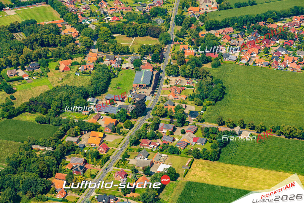Bild der Stadt Hilkenbrook - Die Luftaufnahme wurde 2025 vom UL-Flugzeug heraus erstellt ( keine Drohne ) - Hochauflösende Luftaufnahme - für professionelle Ausdrucke geeignet. Die Geschenkidee !Hier alle&nbsp;Infos zur Lizenzierung der LuftaufnahmeWir fliegen auch dieses Jahr wieder in Ihre Region um Luftbilder zu erstellen.- Luftbild anfragen