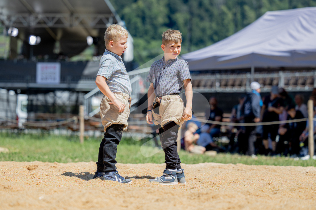 SchwyzerJung2026_00056 | Die Schwinger des Schwyzer Kantonalen Schwingerverbandes: Fotos, die Dynamik und Leidenschaft festhalten, sowie emotionale Momente aus dem traditionellen Schwingsport zeigen. - Realisiert mit Pictrs.com