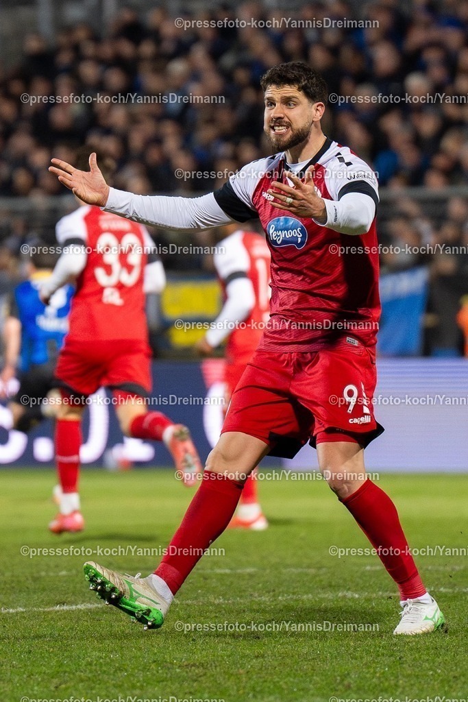 xYDR2802250101041 | 28.02.2025, xydrx, Fußball, Viktoria Köln - 1.FC Saarbrücken, 3.Liga, Sportpark Höhenberg, Saison 2024 2025: Lex-Tyger Lobinger (Viktoria Köln #9) regt sich auf, wütend, unzufrieden. DFB regulations prohibit any use of photographs as image sequences and or quasi-video.