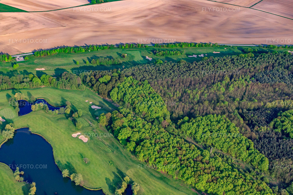 Aerial view: Greens and ponds at the Baden-Baden Golf Club Soufflenheim in Soufflenheim in the state Bas-Rhin, France. – Photo: IMG_39514.jpg taken on 04/14/2011 by Werner Riehm/FLY-FOTO.com – Resolution of the original: 4752 x 3168 px