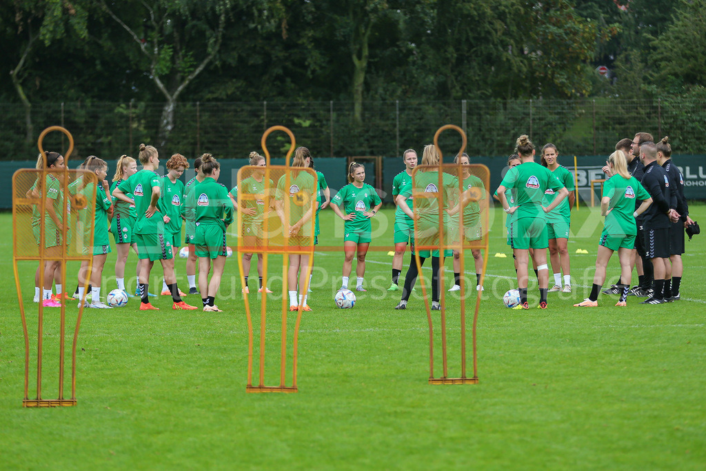 Fussball, Google Pixel Frauen-Bundesliga, Training SV Werder Bremen | v.li.: Spielerinnen des SV Werder Bremen beim Kreis, Ansprache von Thomas Horsch (Trainer, Cheftrainer, SV Werder Bremen)
