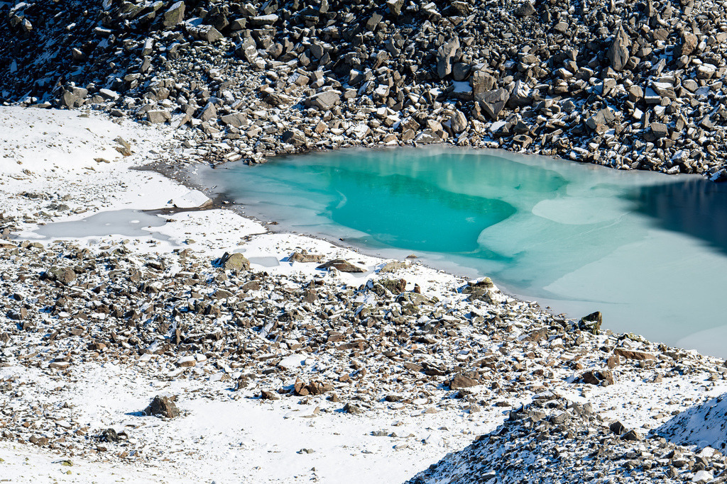 Türkisfarbener See auf der Macun Seenplatte im ersten Schnee im Herbst | Die ideale Geschenkidee für Naturliebhaber. Naturbilder von Marcel Gross Photography für ihr Zuhause in den verschiedensten Formaten und Materialien. - Realisiert mit Pictrs.com