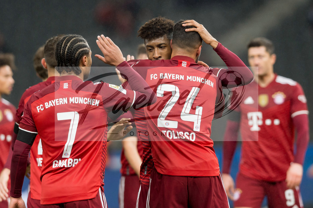 BSCFCB20220123_076 | Fussball, Herren: Corentin Tolisso (FC Bayern Muenchen) Torjubel, jubelt mit seiner Mannschaft nach dem Treffer zum 0:1 bei dem Spiel der 1. Bundesliga zwischen Hertha BSC und FC Bayern Muenchen im Olypiastadion am 23.01.2022 in Berlin, Deutschland.DFB / DFL REGULATIONS PROHIBIT ANY USE OF PHOTOGRAPHS AS IMAGE SEQUENCES AND/OR QUASI-VIDEO. - Realisiert mit Pictrs.com