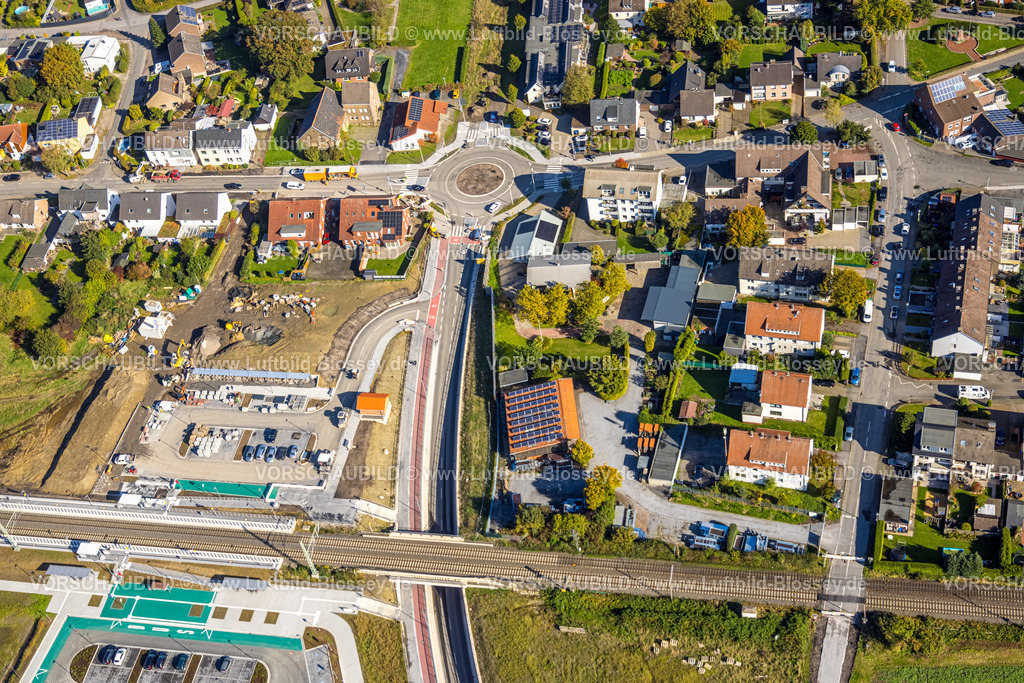 Hamm241007842 | Luftbild, geplante Nahverkehrsverbindung mit Haltepunkt in Westtünnen, Baustelle am Südfeldweg und Von-Thünen-Straße für den künftigen Bahnhaltepunkt, Bahnlinie mit Eisenbahnbrücke und Wohnsiedlung, Stadtbezirk Rhynern, Hamm, Ruhrgebiet, Nordrhein-Westfalen, Deutschland