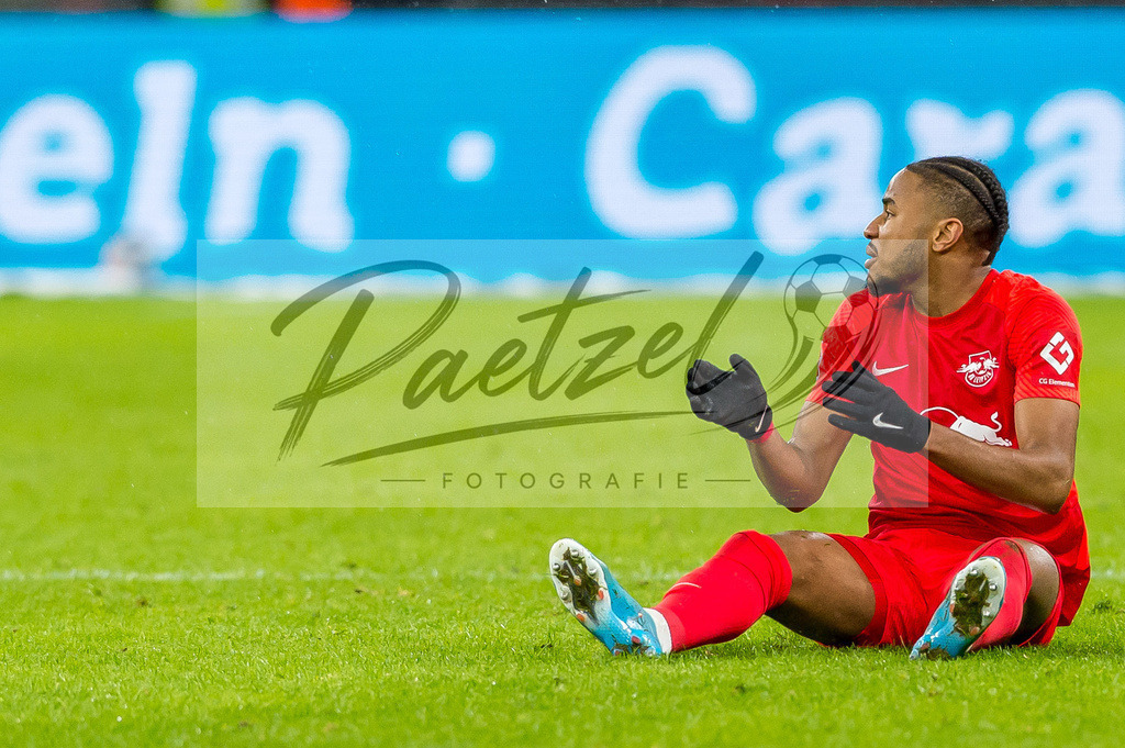 BSCRBL20220220_194 | Fussball, Herren: Christopher Nkunku (RB Leipzig) gestikuliert, Gestik bei dem Spiel der 1. Bundesliga zwischen Hertha BSC und RB Leipzig im Olypiastadion am 20.02.2022 in Berlin, Deutschland.DFB / DFL REGULATIONS PROHIBIT ANY USE OF PHOTOGRAPHS AS IMAGE SEQUENCES AND/OR QUASI-VIDEO. - Realisiert mit Pictrs.com