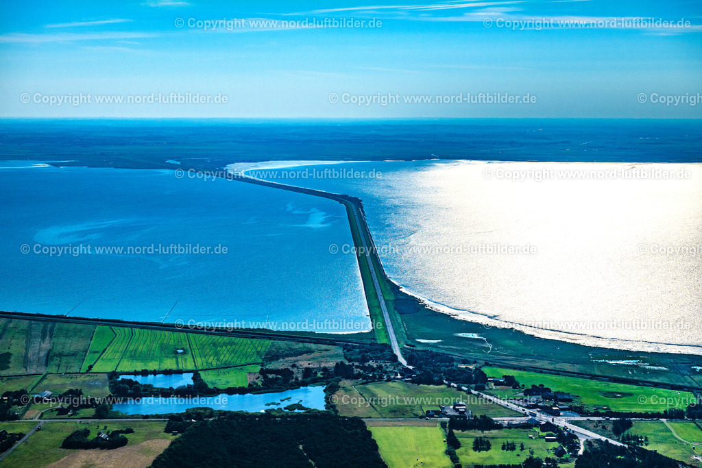 Römö_Damm_Dänemark_ELS_7214280824 | RöMö 28.08.2024 Verbindungsdamm zur Insel Römö in Dänemark. Die Insel kann über den 1948 fertiggestellten, mautfreien Römödaemningen (dt.: Röm-Damm; Länge: 9170 m) vom Festland erreicht werden. // Connection Causeway to the island of Roemoe in Denmark. The island can be the completed in 1948, toll free Roemoedaemningen (German: Roem Damm;) Length: 9170 m) are reached from the Mainland. Foto: Martin Elsen