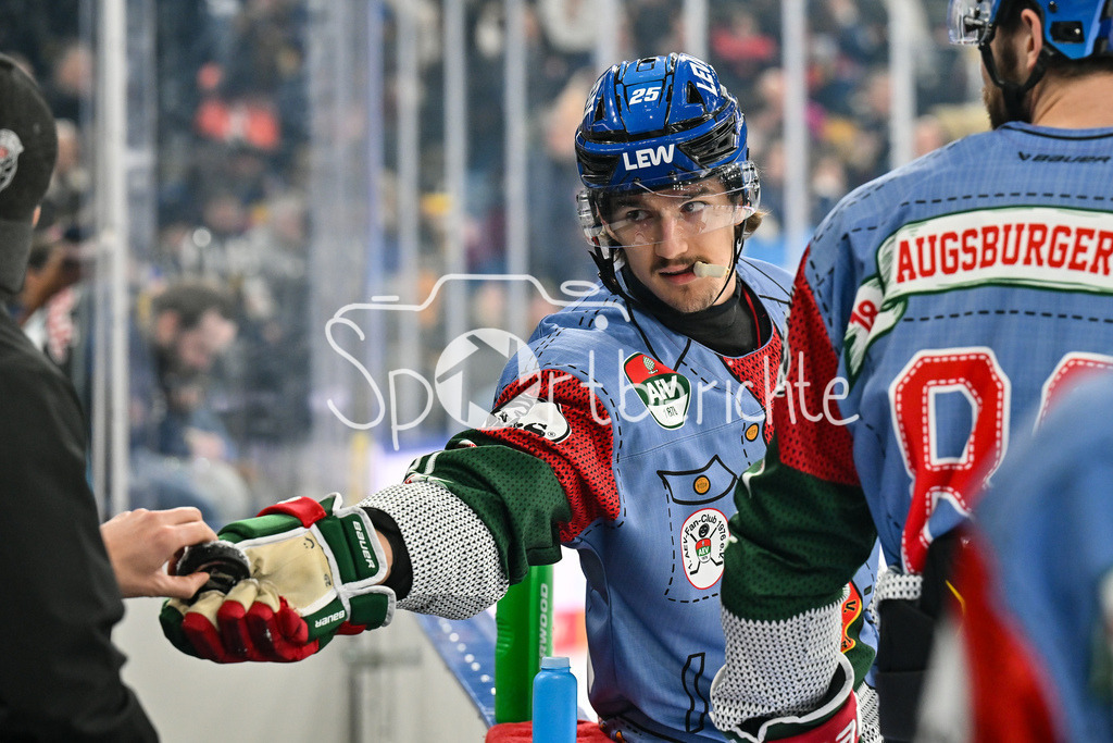 EHC RB München - Augsburger Panther | MUNICH, GERMANY - 30. DECEMBER: im Bild Christian HANKE (Augsburger Panther 25) beim warmup vor dem Match zwischen dem EHC Red Bull München und den Augsburger Panthern am 34. Spieltag der Penny DEL im SAP Garden
