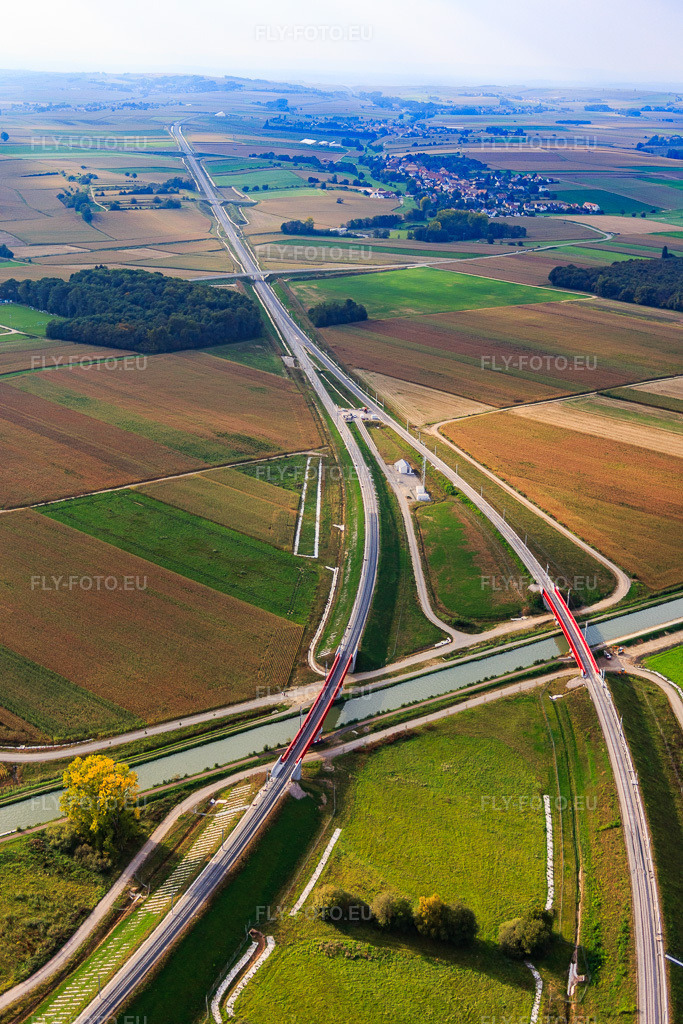 Vue aérienne: Nouvelle construction du viaduc ferroviaire pour les voies ferrées au-dessus du canal Marne-Rhin, ici Mémorial TGV Eckwersheim à Eckwersheim dans le département Bas Rhin, France – .Photo: IMG_074158.jpg prise le 04/10/2014 par Werner Riehm/FLY-FOTO.eu – Résolution de l'original: 3648 x 5472 px