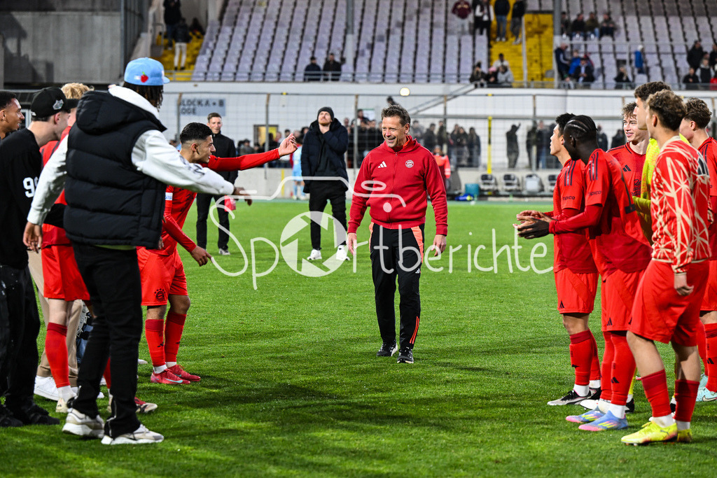 FC Bayern Amateure - Türkgücü München | Die Spieler der Bayern Amateure feiern zusammen mit den Fans nach dem letzten Heimspiel der Saison / Regionalliga Bayern: FC Bayern Muenchen II - Tuerkguecue Muenchen, Gruenwalder Stadion am 09.05.2025 / Holger SEITZ Cheftrainer FC Bayern München II