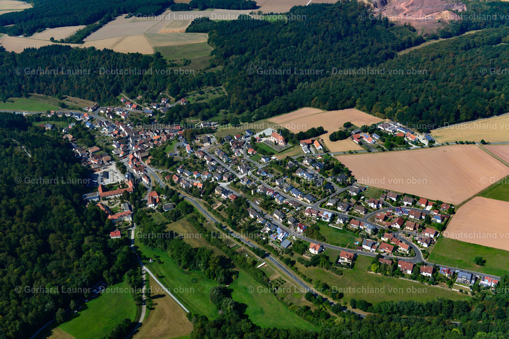 3650616 | HOLZKIRCHEN 13.09.2016 Landwirtschaftliche Nutzflächen und Feldgrenzen  umsäumen das Siedlungsgebiet des Dorfes in Holzkirchen im Bundesland Bayern, Deutschland // Agricultural land and field boundaries surround the settlement area of the village  in Holzkirchen in the state Bavaria, Germany Foto: Gerhard Launer
