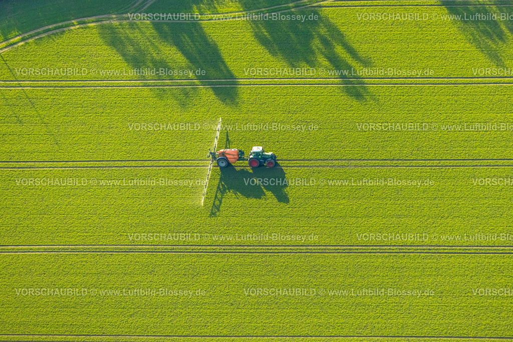 Gelsenkirchen251102931 | Luftbild, Feldarbeit mit einem Traktor auf einer grünen Wiese, Günnigfeld, Bochum, Ruhrgebiet, Nordrhein-Westfalen, Deutschland