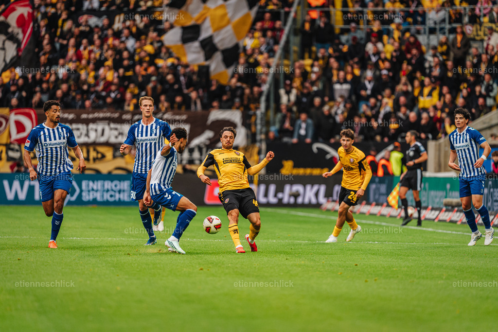 Dresdner SC - Allianz MTV Stuttgart, DEKRA 1. Bundesliga Frauen, Volleyball | Im Bild: Am Ball 1. FC Magdeburg18.10.2026, SG Dynamo Dresden - 1. FC Magdeburg, 2. BUNDESLIGA - 8. SPIELTAG, Fußball, Deutschland, Dresden, Rudolf-Harbig-Stadion