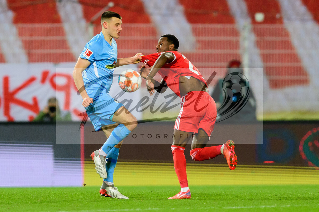 FCUFRE20211215_037 | Fussball, Herren: Maximilian Eggestein (SC Freiburg) und Sheraldo Becker (1. FC Union Berlin) im Zweikampf bei dem Spiel der 1. Bundesliga zwischen 1. FC Union Berlin und SC Freiburg im Stadion An der Alten Foersterei am 15.12.2021 in Berlin, Deutschland.DFB / DFL REGULATIONS PROHIBIT ANY USE OF PHOTOGRAPHS AS IMAGE SEQUENCES AND/OR QUASI-VIDEO. - Realisiert mit Pictrs.com