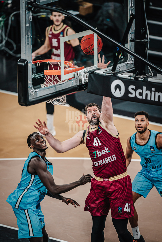 Basketball | Männer | Saison 2024/2025 | BKT EuroCup | Veolia Towers Hamburg vs. 7Bet-Lietkabelis Panevezys | 21.01.2025 | Dorde Gagic (#41, BC 7Bet-Lietkabelis Panevezys) beim Korbleger