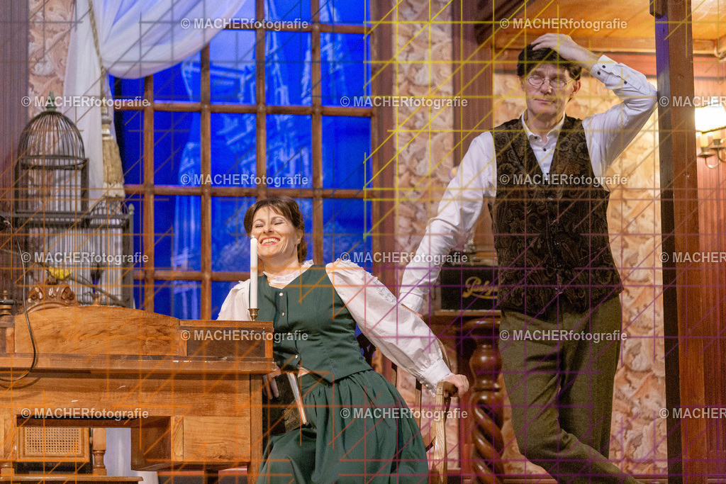 202_MFL-2025 | Portraitbilder von Regisseur; Darsteller; Techniker; Maske; Kostüme; Chor; Musiker; Bilderserie der Generalprobe und der Premierenvorstellung, Szenenbilder; Ausdrucksstudien; Bühnenüberblick; Bühnenkulissen; Pressefotos inkl. Redaktionsfoto Darstellergruppe.