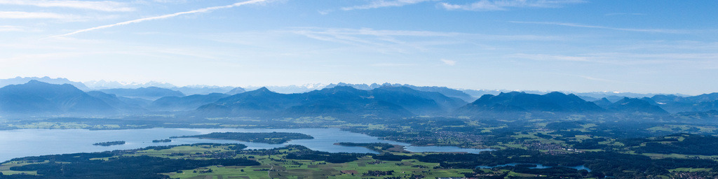 dr__0090619.jpg | CHIEMSEE 23.09.2021 Uferbereiche der See- Insel mit Panoramablick auf die Alpen über den Chiemsee in Chiemsee im Bundesland Bayern, Deutschland. // Lake Island with Panoramablick auf die Alpen ueber den Chiemsee in Chiemsee in the state Bavaria, Germany. Foto: Daniel Reiter