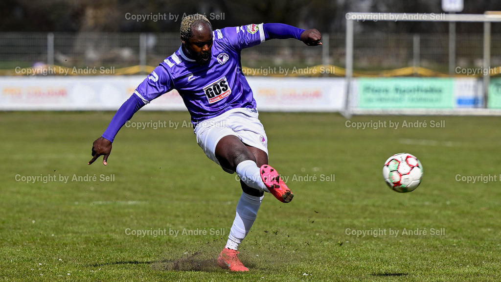 VfR Neumünster (lila) vs SV Preußen 09 Reinfeld (schwarz) | Moshood Adesanya (VfR #9) / Fußball-Oberliga Männer 2025/2026 / VfR Neumünster (lila) vs SV Preußen 09 Reinfeld (schwarz) / Grümmi-Arena / Neumünster / 06.04.26 - Realisiert mit Pictrs.com