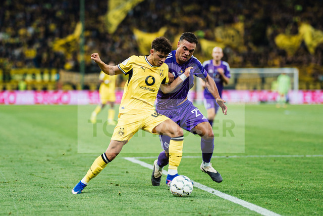 DFB-Pokal: HEBC - Borussia Dortmund, 01.09.2026 | Zweikampf Samuele Inacio (Borussia Dortmund, 40) gegen Lionel Aloilela C. von Zitzewitz (HEBC Hamburg, 27); Fußball, DFB-Pokal, 1. Runde: HEBC vs. Borussia Dortmund am 01.09.2026 im Volksparkstadion, HamburgDFB REGULATIONS PROHIBIT ANY USE OF PHOTOGRAPHS AS IMAGE SEQUENCES AND/OR QUASI-VIDEO. - Realisiert mit Pictrs.com