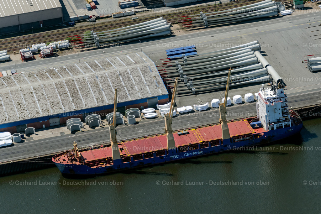 4029447 | BREMEN 01.06.2020 Kranschiff ankernd im Hafen am Offshore-Terminal Bremerhaven im Ortsteil Neustädter Hafen in Bremen, Deutschland. // Crane ship anchoring in the port at the Bremerhaven offshore terminal in the Neustaedter Hafen district in Bremen, Germany. Foto: Gerhard Launer