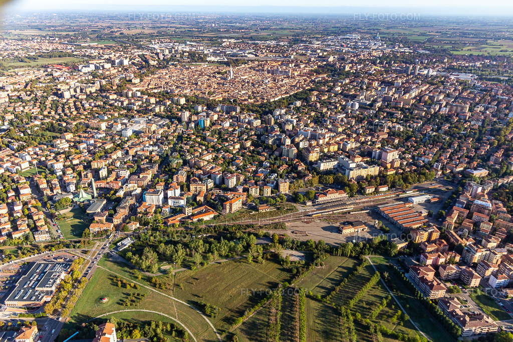 Aerial view: From the southeast in Modena in the state Modena, Italy. – Photo: IMG_134900.jpg taken on 09/20/2022 by Werner Riehm/FLY-FOTO.com – Resolution of the original: 5203 x 3469 px