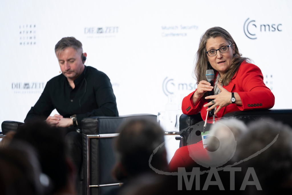 _DWA3316 | Die MSC Security and Literature Series der Münchner Sicherheitskonferenz wird von der ZEIT mitveranstaltet und vom Literaturhaus München unterstützt. Am Donnerstag, 12. Februar (19-20 Uhr), spricht Autor Serhiy Zhadan aus Charkiw mit Chrystia Freeland, Sonderbeauftragte für den Wiederaufbau der Ukraine und ehemalige stellvertretende Premierministerin Kanadas, über die Zukunft der Ukraine - Realisiert mit Pictrs.com