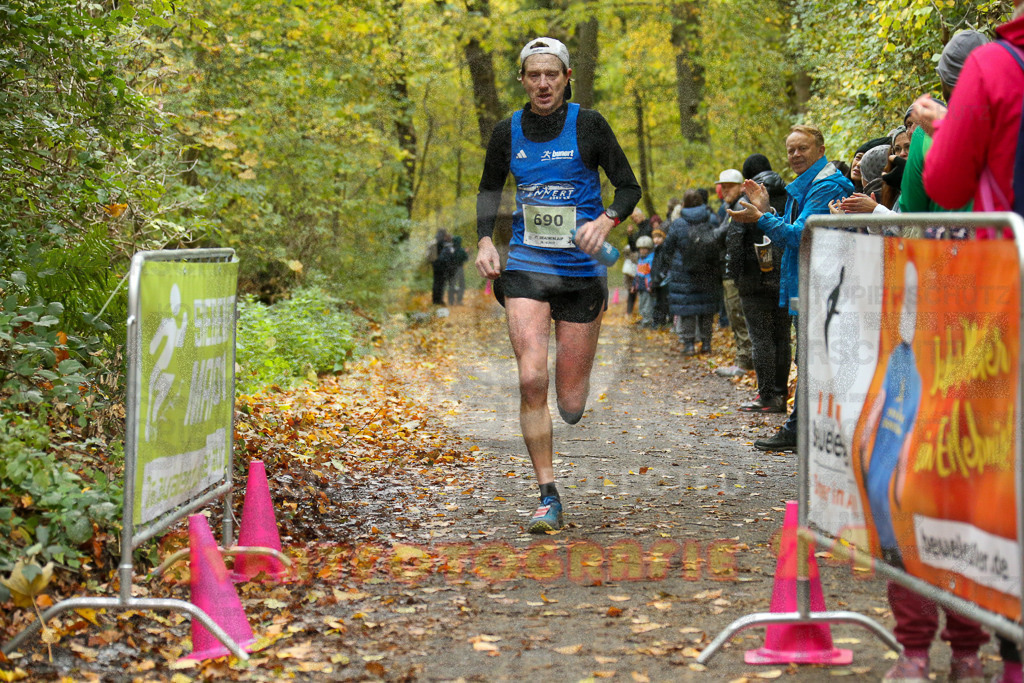 251026_1219_EX1_0084 | Sportfotografie im Rhein-Sieg Kreis, Köln, Bonn, NRW, Rheinland Pfalz, Hessen, etc. Unser Tätigkeitsfeld umfasst den Laufsport vom Volkslauf über den Marathon, Duathlon, Triathon bis zum Ultralauf wie Kölnpfad Ultra oder Schindertrail.