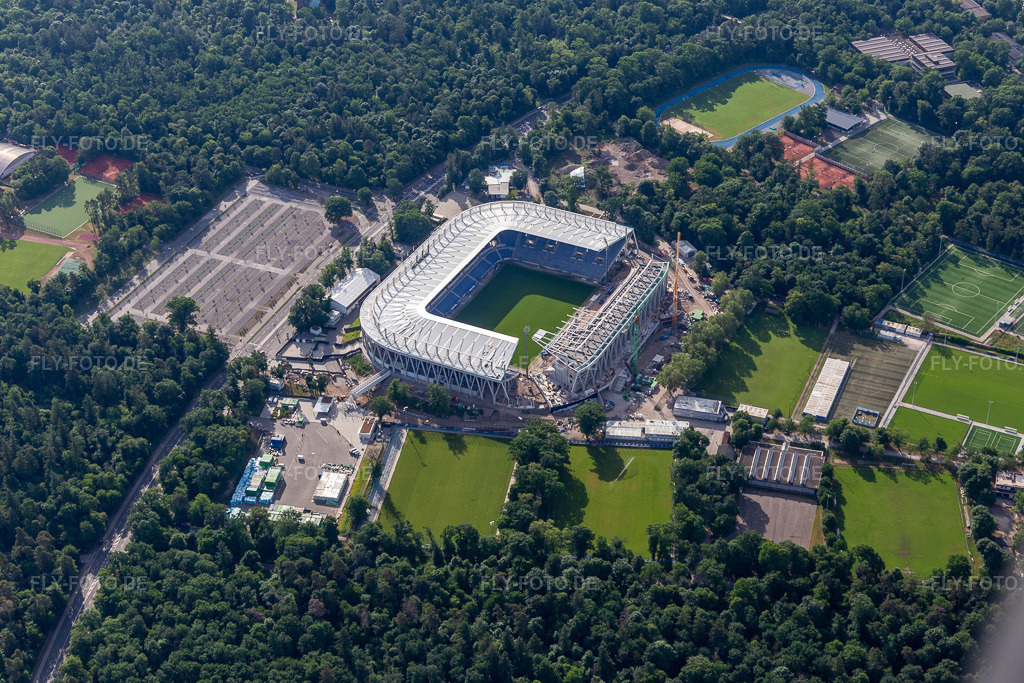Luftbild: Baustelle des Stadionneubaus des Karlsruher Sport-Club GmbH & Co. KGaA im Ortsteil Innenstadt-Ost in Karlsruhe im Bundesland Baden-Württemberg in Deutschland. Foto: IMG_131576.jpg vom 22.05.2022 durch Werner Riehm/FLY-FOTO.deKarlsruher SC