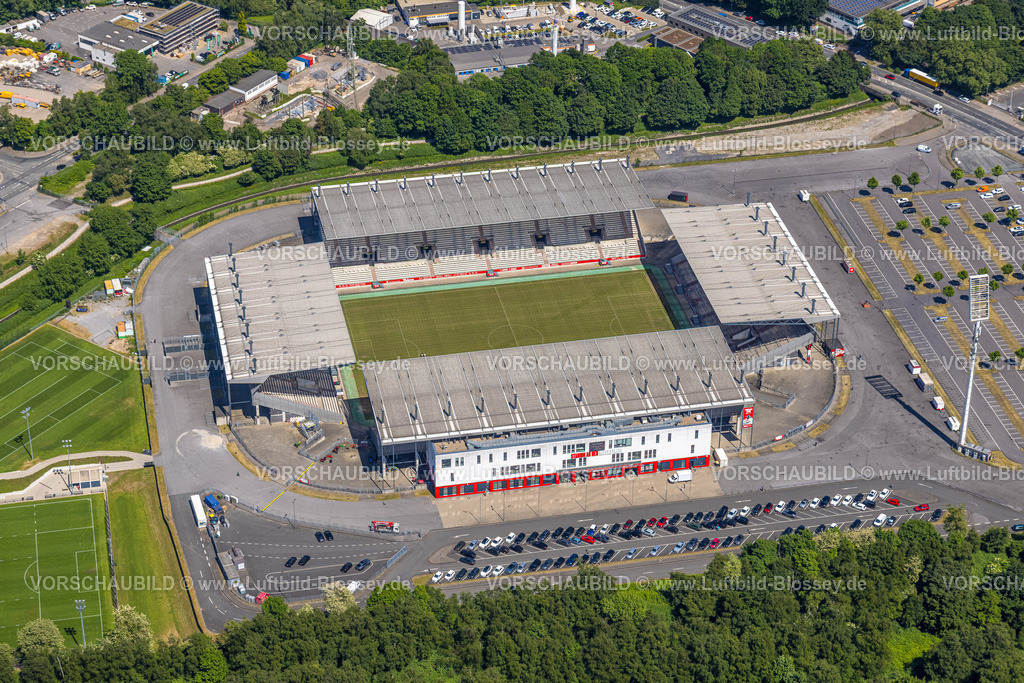 Essen250507599 | Luftbild, Stadion an der Hafenstraße, Fußballstadion Rot-Weiss Essen, Hafenstraße und Georg-Melches-Straße, Bergeborbeck, Essen, Ruhrgebiet, Nordrhein-Westfalen, Deutschland