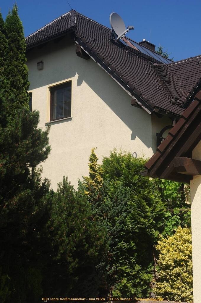 Geißmannsdorf-2026-Ortsbilder-662 | Geißmannsdorf bei Bischofswerda im Sommer 2026. Ein fotografischer Streifzug durch das Dorf Geißmannsdorf, mit Gebäuden, Straßen, Strohpuppen und geschmückten Vorgärten und Grundstücken anlässlich der 800-Jahr-Feier von Geißmannsdorf im Juni 2026 - Realisiert mit Pictrs.com