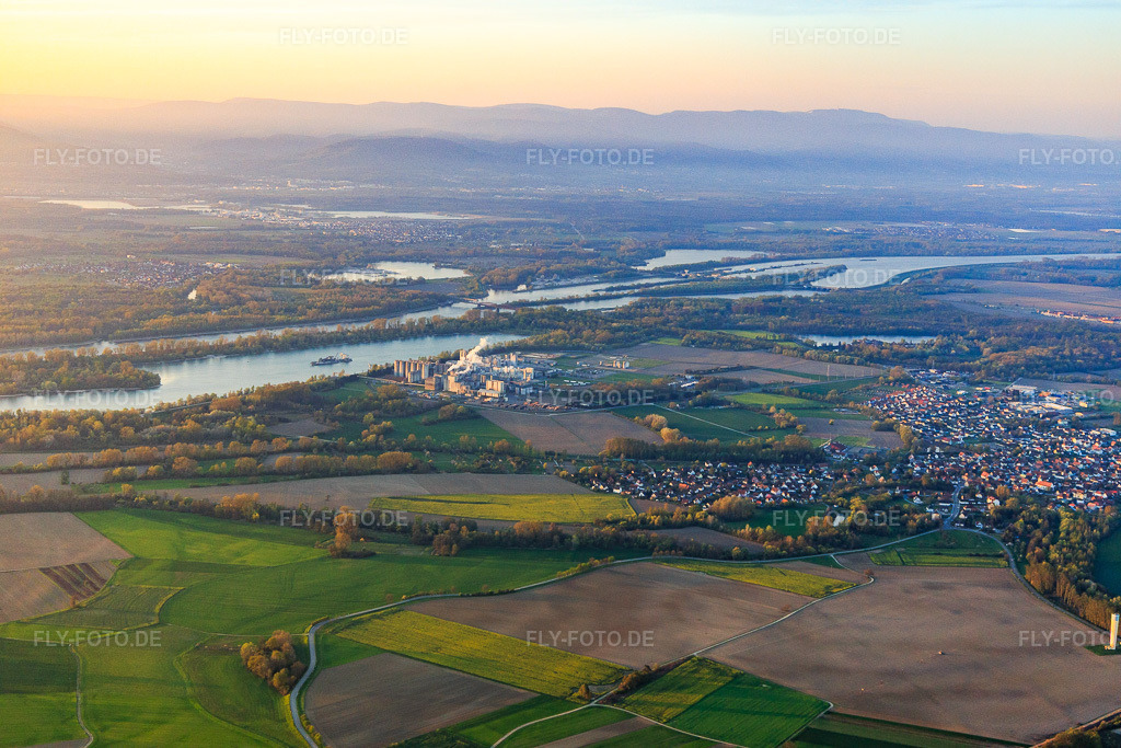 Luftbild: Ortsansicht von Nordwesten in Beinheim im Bundesland Bas-Rhin in Frankreich. – Foto: IMG_126518.jpg vom 25.04.2021 durch Werner Riehm/FLY-FOTO.de – Auflösung des Originals: 5472 x 3648 px