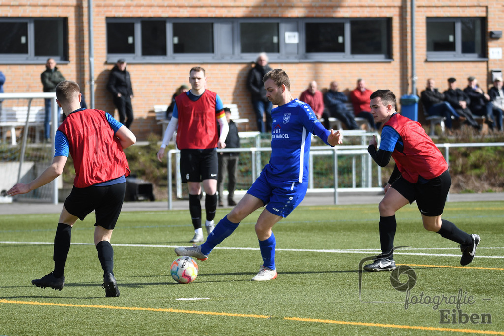 FC Rastede-WSC Frisia | Herren Kreisliga; FC Rastede (blau)-WSC Frisia WHV (rot) am 26.03.2023; in Rastede (Stadion Kötterweg), Photo: Philip Eiben 2023 - Realisiert mit Pictrs.com