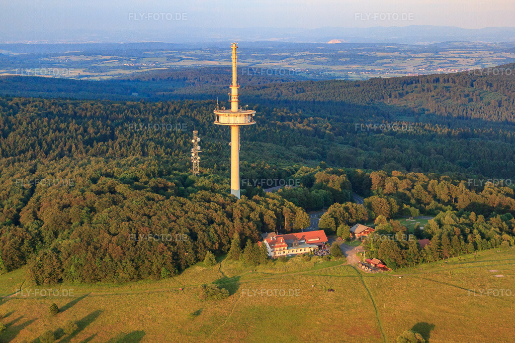 Luftbild: Sendemast und Berggasthof Hoherodskopf am Hoherodskopf im Ortsteil Breungeshain in Schotten im Bundesland Hessen in Deutschland.Foto: IMG_68681.jpg vom 21.06.2014 durch Werner Riehm/FLY-FOTO.deErlebnisberg Hoherodskopf - Spaß & Abenteuer für die ganze FamilieWWW.BERGGASTHOF-SCHOTTEN.DE