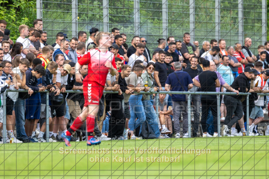 20250616_190136_0385 | #,  TV Eybach (weiß) vs. 1.FC Donzdorf II (rot), Fussball, Entscheidungsspiel 3 in Kreisliga A3 - Bezirk Neckar/Fils, Saison 2024/2025, Rasensportplatz, Staufenecker Str. 41, 73084 Salach, 16.06.2025 - 18:30 Uhr,Foto: PhotoPeet-Sportfotografie/Peter Harich
