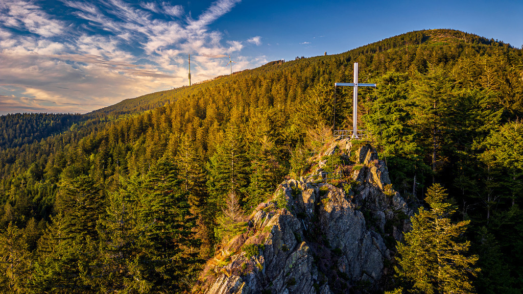 MPI_Sehenswürdigkeiten_0012 | Das Gipfelkreuz Hohfelsen bei Bühlertal mit der Hornisgrinde im Hintergrund - Realisiert mit Pictrs.com