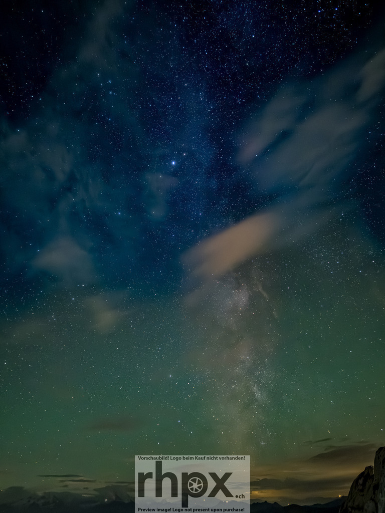 Astronomieabend am Pilatus / Astronomy Evening at Pilatus | Kosmos. Licht. Staunen.
Unter dem weiten Sternenzelt auf dem Pilatus versammeln sich Begeisterte, um in die Tiefen des Universums zu blicken. 


Cosmos. Light. Wonder.
Under the vast starry canopy on Mount Pilatus, enthusiasts gather to gaze into the depths of the universe. - Realisiert mit Pictrs.com